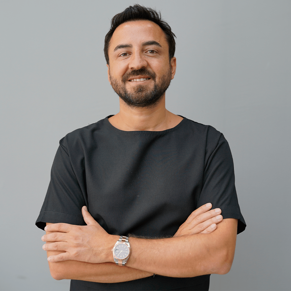 Estetik stomatologiya sahəsində Türkiyənin tanınmış həkimlərdən biri Dr. Ümit Tok